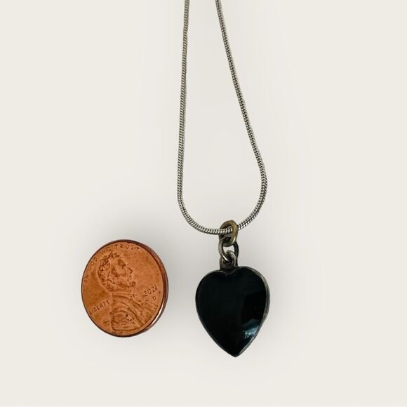 Black heart pendant set in silver - Picture 6 of 6
